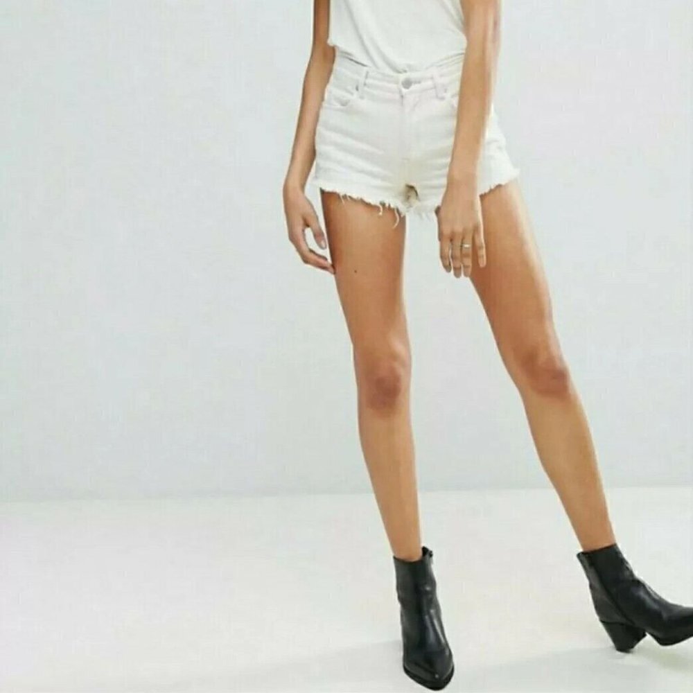 BLANK NYC- Women's White Wedge Shorts High Waist Size 26